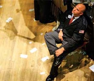 Khủng hoảng tài chính và suy thoái kinh tế bao trùm nước Mỹ tạo cơ hội kiếm tiền cho các thầy bói, bà đồng. Ngoài khách hàng quen thuộc là nữ, nay họ có thêm rất nhiều khách hàng là đàn ông – những người thường đi tư vấn cho người khác trong những lĩnh vực như địa ốc và đầu tư. 