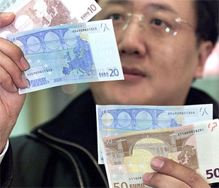 Trong vòng 2 năm qua, đã có thêm 4 quốc gia là Cyprus, Malta, Slovenia và Slovakia bắt đầu sử dụng đồng Euro, nâng số nước dùng đồng tiền này lên 16 nước - Ảnh: Getty.
