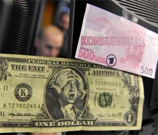 Hai tờ tiền "nhái" đồng 1 USD và 500 Euro với dụng ý châm biếm sức mạnh của USD, tại một quầy thu đổi tiền tại Frankfurt, Đức - Ảnh: Reuters.