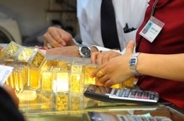 Nếu so với ngày hôm qua, giá vàng đã giảm 200.000 đồng mỗi lượng, còn nếu so với đầu tuần, kim loại quý này đã mất giá 300.000 đồng/lượng.