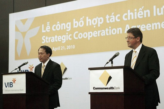 Lễ công bố hợp tác chiến lược giữa VIB với CBA ngày 21/4/2010 tại Hà Nội - Ảnh: Reuters.