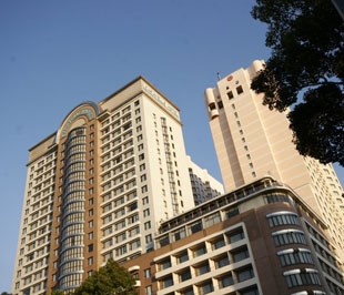 Mức độ sôi động nhiều hay ít của thị trường bất động sản một phần phụ thuộc vào các chính sách của Nhà nước điều chỉnh mối quan hệ cung-cầu, nhất là trong lĩnh vực nhà đất.