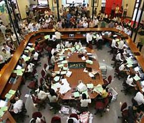 Hoạt động tại Trung tâm Giao dịch Chứng khoán Hà Nội.