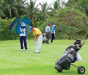 Các tay golf đang thi đấu tại sân golf Thủ Đức.