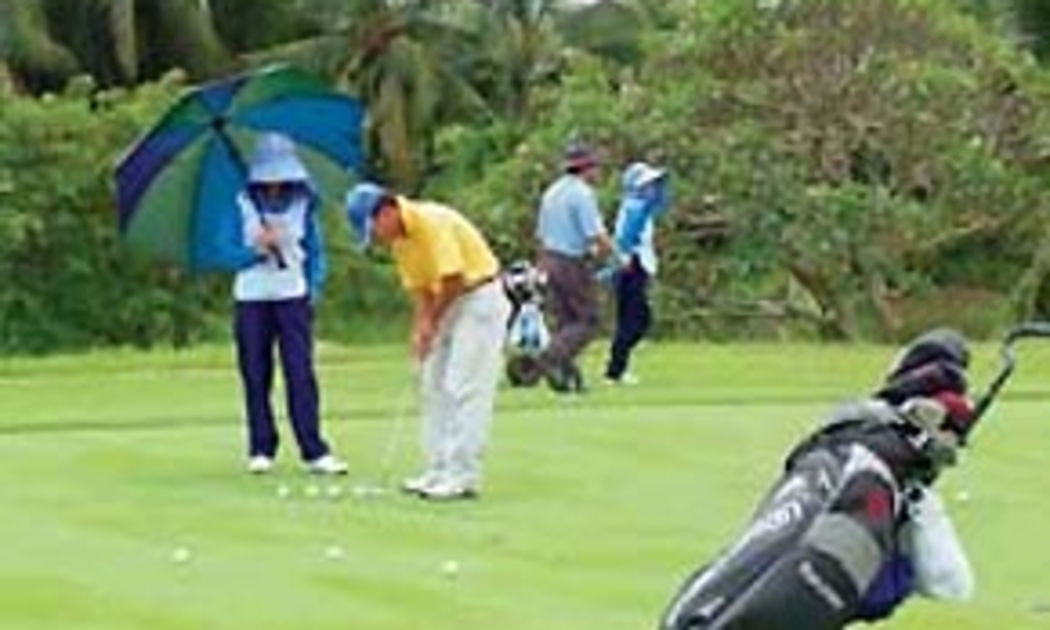 Các tay golf đang thi đấu tại sân golf Thủ Đức.