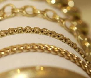 Tuần này, giá vàng giao ngay thị trường thế giới đã tăng 5,5%, giá vàng kỳ hạn tháng 4 tại NYMEX tăng 6,4%, giá vàng vật chất trong nước tăng trên dưới 70.000 đồng/chỉ (3,7%).