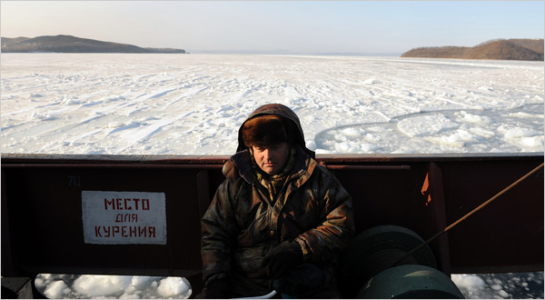 Một người đánh cá ở Vladivostok, nơi cách Moscow 7 múi giờ - Ảnh: NYT.
