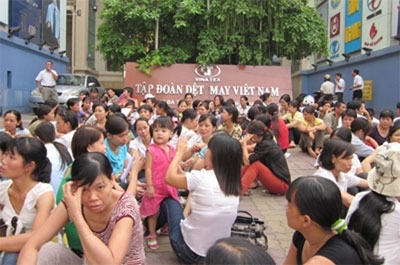 Hàng trăm nữ công nhân bao vây trụ sở Tập đoàn Dệt may Việt Nam sáng 8/9. Ảnh: Minh Dương/Tiền Phong.