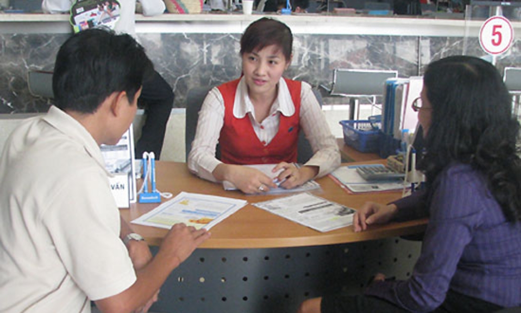 6 tháng cuối năm 2009, nguồn thu từ tín dụng khó khăn, các ngân hàng có lợi thế về dịch vụ sẽ có điều kiện để bù đắp.