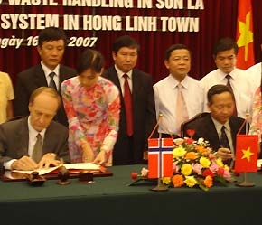 Tại trụ sở Bộ Kế hoạch và Đầu tư, Thứ trưởng Bộ Kế hoạch và Đầu tư Cao Viết Sinh và Đại sứ Vương quốc Na Uy Kjell Magne Storlokken đã ký kết thỏa thuận hỗ trợ tài chính.