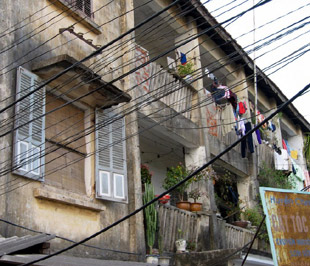 Xoá bỏ nhà chung cư cũ nát nguy hiểm đang là nhiệm vụ trọng tâm của thành phố Hà Nội giai đoạn 2006-2015.