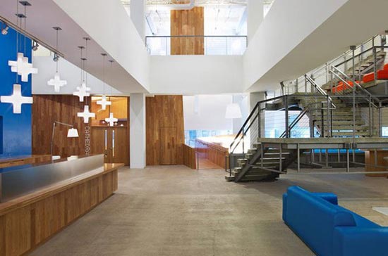 Đã qua rồi những văn phòng với những màu vàng xanh, đen trắng đơn điệu - Ảnh: BI.