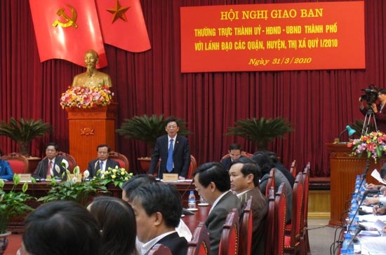 Lãnh đạo thành phố Hà Nội tại buổi giao ban sáng 31/3.