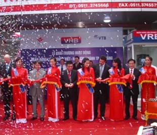 Lễ cắt băng khai trương Chi nhánh VRB Đà Nẵng.