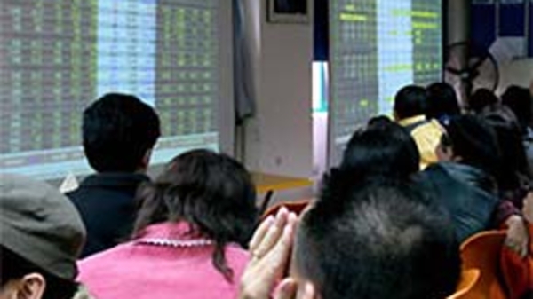 Chứng khoán gặp “dữ” hóa “lành”