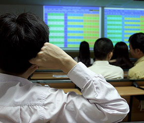 Đang diễn ra trong tuần qua và có thể sẽ tiếp tục xảy ra trong tuần này, đó là cảnh nhà đầu tư cá nhân có những quyết định ngược với khối nhà đầu tư nước ngoài.