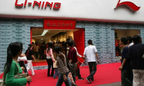 Bài học từ sự xuống dốc không phanh của Li Ning