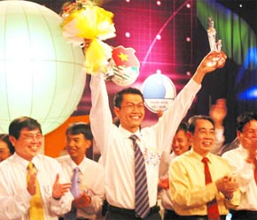 Hồ Anh Dũng - giải nhất cuộc thi "Thắp sáng tài năng kinh doanh trẻ" năm 2005.