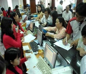 Nhiều người gửi tiền tại Ngân hàng Việt Á do có lãi suất cao.