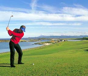Ngày càng có nhiều người Việt quan tâm đến golf - môn thể thao vốn vẫn bị mang tiếng xa xỉ.