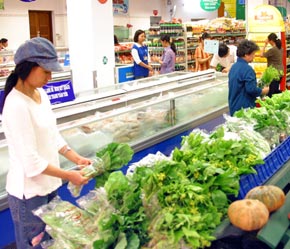 Tăng giá mạnh nhất trong rổ hàng hóa tính CPI là nhóm Hàng ăn và dịch vụ ăn uống, tăng tới 1,59%; trong đó giá nhóm lương thực tăng 0,54%, riêng nhóm thực phẩm tăng tới 2,29% so với tháng 6/2007.