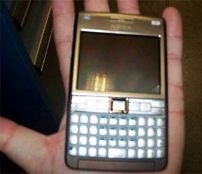 Khởi động dự án hợp tác này là chương trình ưu đãi đặc biệt dành cho khách hàng mua điện thoại Nokia E61i.