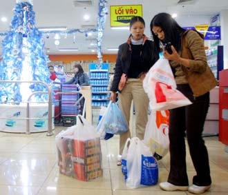 84% người được khảo sát đồng ý rằng Tết là dịp đặc biệt nhưng tốn kém, đòi hỏi họ phải có kế hoạch tài chính và chi tiêu - Ảnh: Việt Tuấn.