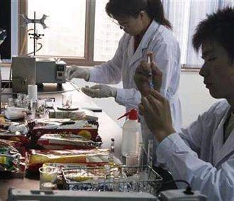 Các cơ quan giám sát hàng hóa Trung Quốc phải thiết lập hệ thống theo dõi các sản phẩm và nhà sản xuất và thường xuyên thông tin cho giới truyền thông.