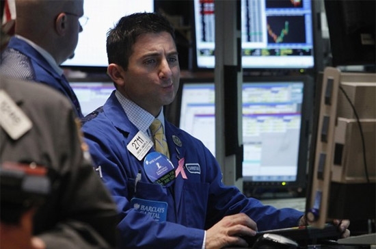 Khoảng 30 phút cuối ngày giao dịch, sau khi có tin Bank of America bán cổ phiếu để có tiền trả nợ, giới đầu tư đã đồng loạt bán tháo cổ phiếu khối tài chính - Ảnh: Reuters.