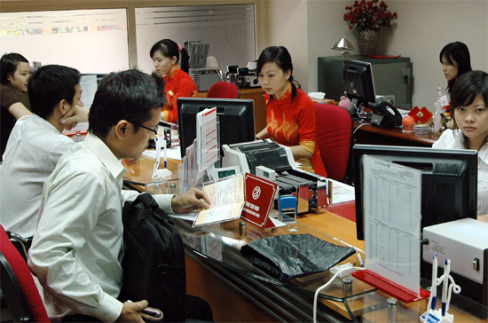 Ngay sau cuộc họp là chỉ thị của Thống đốc Ngân hàng Nhà nước, yêu cầu các tổ chức tín dụng thực hiện nghiêm cơ chế và mức trần lãi suất huy động VND và USD hiện nay.