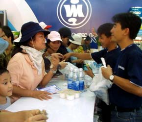 Phía Vinamilk xác nhận là có chuyện mua lại cổ phiếu ưu đãi của nông dân cũng như sử dụng một phần cổ phiếu của người lao động để bán cho các cán bộ hưu trí của công ty và cho một số đối tượng khác ngoài công ty.