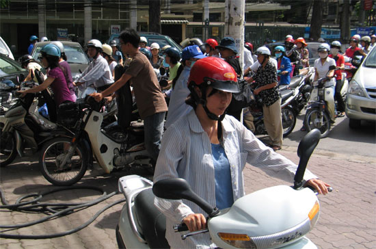 Việc các doanh nghiệp xăng dầu "tăng nhanh, giảm chậm" đối với giá mặt hàng này đã gây nhiều phản ứng trong dư luận thời gian qua.