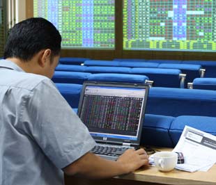 Nhiều nhà đầu tư đã và đang chớp thời cơ để bắt dao rơi, và họ chấp nhận đánh đổi rủi ro để kiếm lời - Ảnh: Việt Tuấn.