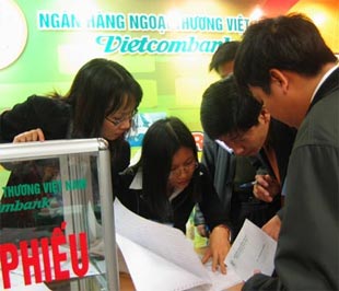 Theo số liệu trong báo cáo thường niên, Vietcombank đã bán 5,3 triệu cổ phiếu cho cán bộ nhân viên với giá 65 nghìn đồng một cổ phiếu để thu về 343 tỷ đồng.