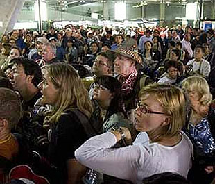 Hàng nghìn hành khách kẹt tại sân bay Suvarnabumi (Bangkok, Thái Lan) - Ảnh: AP.