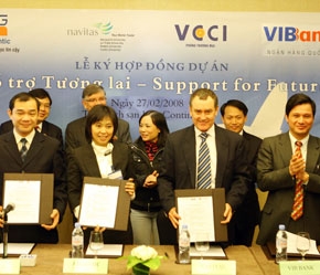 Lễ ký hợp tác giữa các bên tham gia dự án.