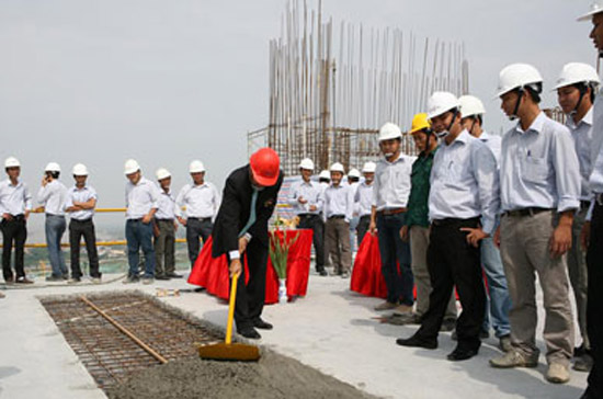 Lễ cất nóc tòa tháp D, dự án Rừng Cọ thuộc Ecopark vào cuối năm 2011. Vị thế đắc địa đã khiến cho Văn Giang đặc biệt hấp dẫn các nhà đầu tư bất động sản.