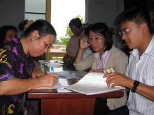 Do đối tượng khách hàng của hoạt động tín dụng quy mô nhỏ có đặc thù là người nghèo, nên tài sản đảm bảo cho khoản vay cũng mang tính đặc thù, đó là khoản tiết kiệm bắt buộc.