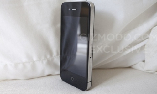 Người “giải mật” iPhone lạ bị cảnh sát khám nhà