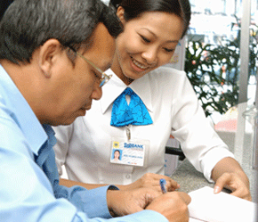 Giao dịch tại SeABank, chi nhánh Tp.HCM - Ảnh: Minh Sang.