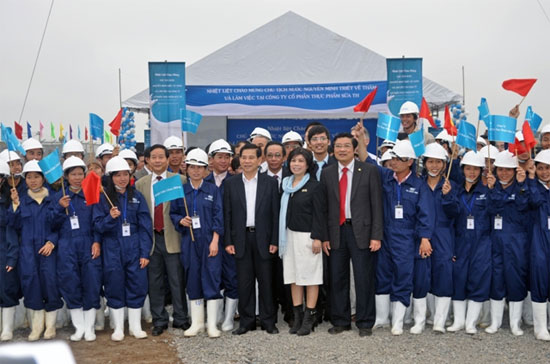 Bà Thái Hương bên cạnh Chủ tịch nước Nguyễn Minh Triết, trong một dịp Chủ tịch nước về thăm Công ty Cổ phần Sữa TH.