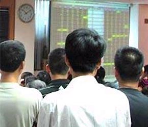 Theo quy định hiện nay, giá tham chiếu là giá đóng cửa của phiên giao dịch gần nhất. Nhân viên của trung tâm vẫn làm theo quy định này mà không ghi giá đã điều chỉnh.