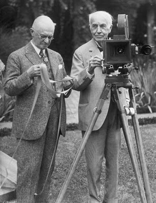 George Eastman (trái) - người sáng lập Kodak chụp ảnh cùng Thomas Edison - Ảnh: Edward Samuels