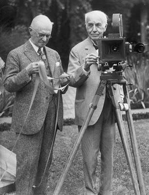 George Eastman (trái) - người sáng lập Kodak chụp ảnh cùng Thomas Edison - Ảnh: Edward Samuels