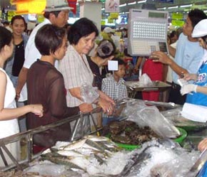 Theo Pháp lệnh Bảo vệ quyền lợi người tiêu dùng, khái niệm người tiêu dùng được hiểu là người tiêu dùng cuối cùng.