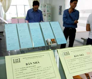  Khi tổ chức sàn và giới thiệu hàng, trách nhiệm và uy tín của nhà tổ chức gắn liền với chất lượng của nguồn hàng, của thông tin. Giao dịch qua sàn cũng giảm thiểu những rủi ro trong thủ tục, hồ sơ và những tranh chấp pháp lý… - Ảnh: Việt Tuấn.