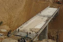 Được khởi công xây dựng từ ngày 2/10/2009 tại thượng nguồn sông Chảy, cầu Na Lan giúp phá thế cô lập về giao thông cơ giới cho 6 xã vùng cao của huyện Xín Mần.