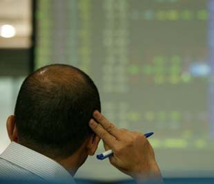 Nhà đầu tư đắn đo trước những biến động liên tục của thị trường.
