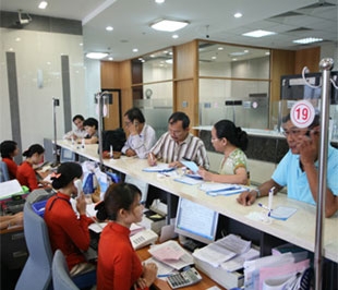 Hoạt động giao dịch tại một chi nhánh của Sacombank.