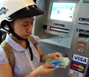 Chủ thẻ thường ghé các điểm ATM dọc đường để rút tiền với chiếc mũ bảo hiểm trên đầu.